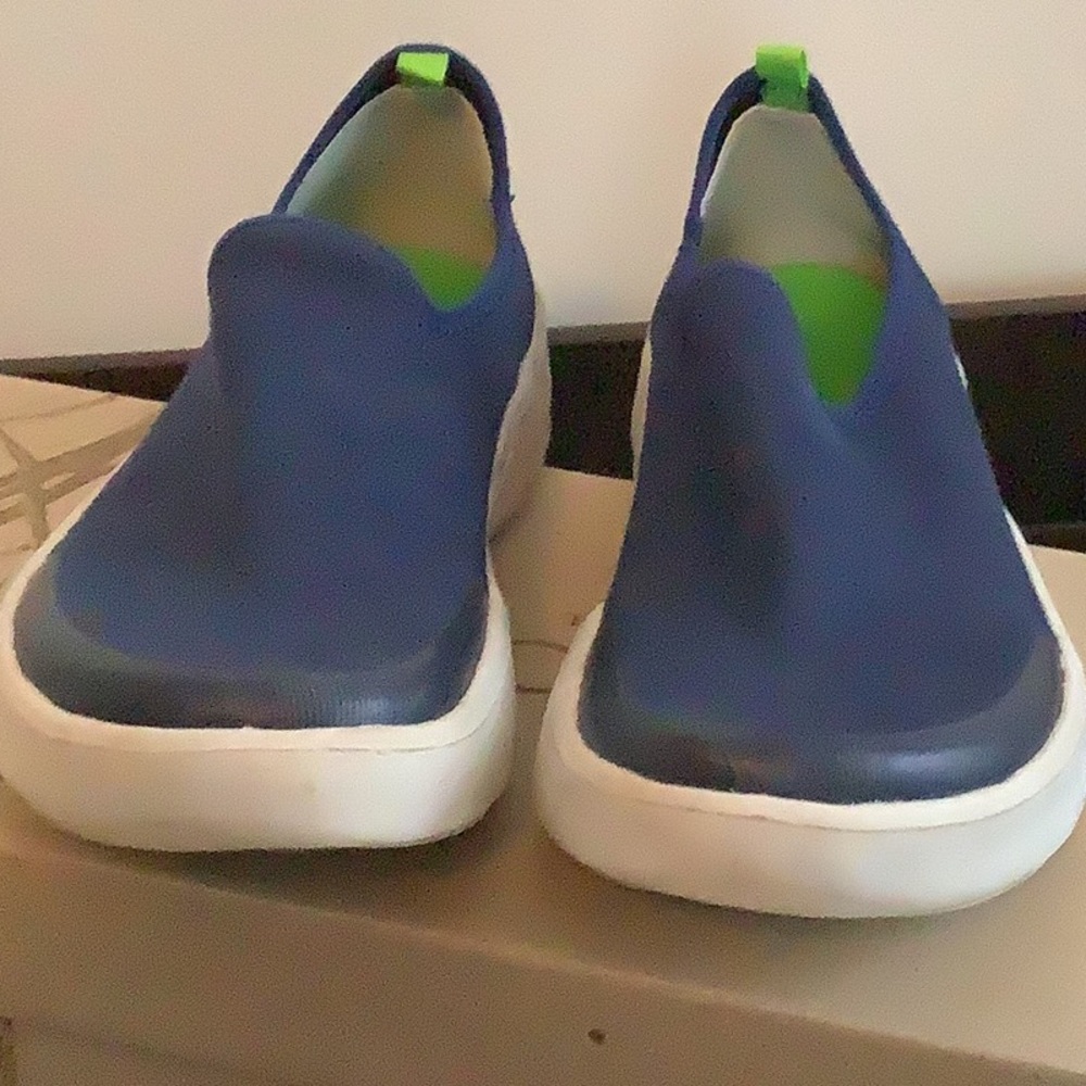 OOFOS OOMG EEZEE LOW SHOE - navy and white, size 7? 6.5?
